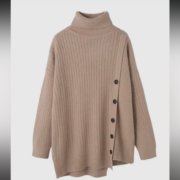 High-Low Long Sleeves Asymmetric Buttoned High-Neck Knitwear  Sweater - Picture 4 of 4